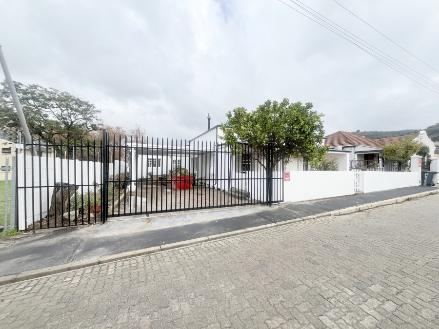 To Let 3 Bedroom Property for Rent in Lemoenkloof Western Cape